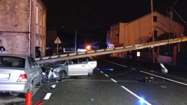 Un coche se empotra contra un poste de luz