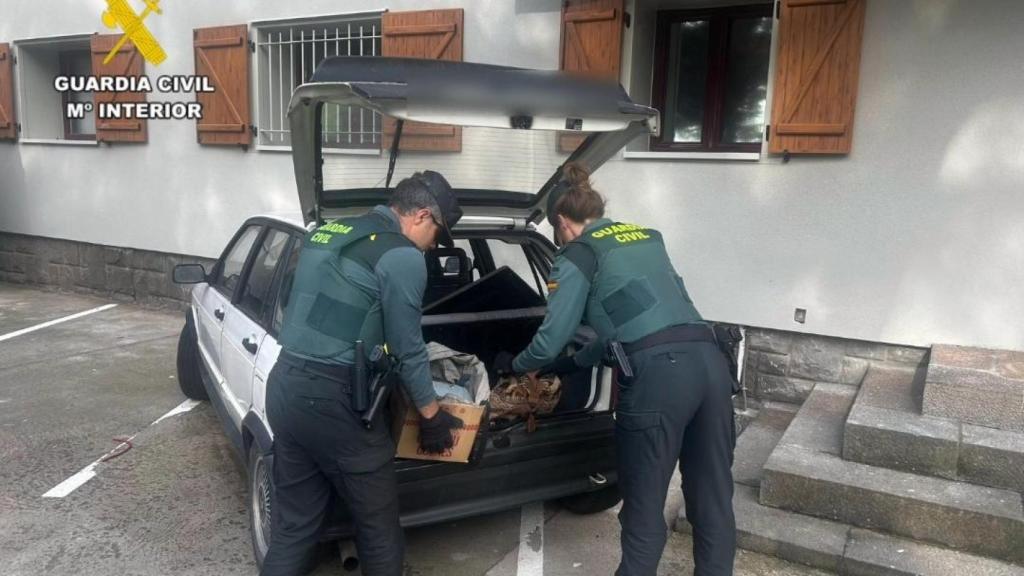 La Guardia Civil con los materiales incautados.