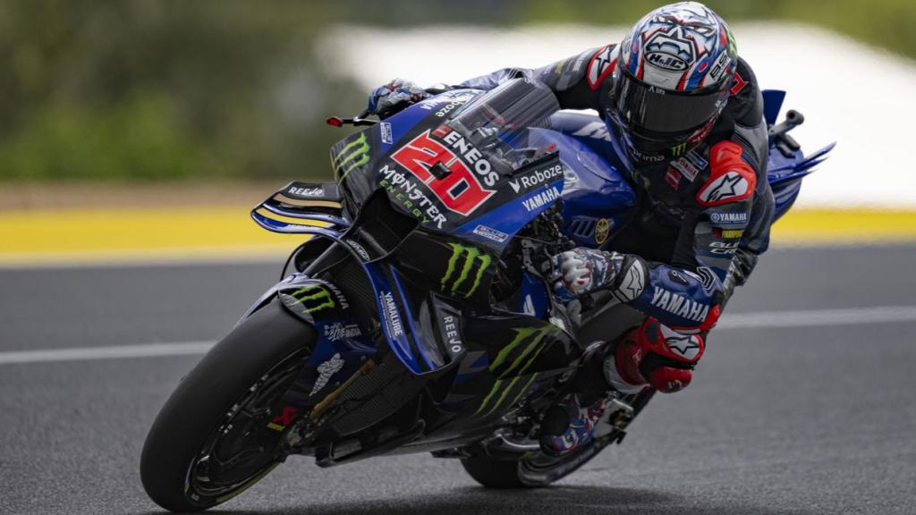 Fabio Quartararo traza un viraje con su Yamaha YZR-M1, en el circuito Bugatti de Le Mans.