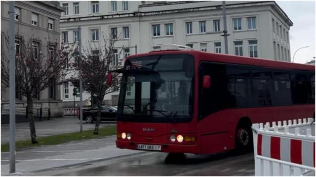 Bus circulando por zona de La Marina.