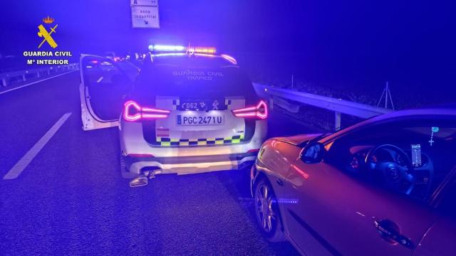 El coche de la Guardia Civil tras ser embestido por el vehículo del joven detenido