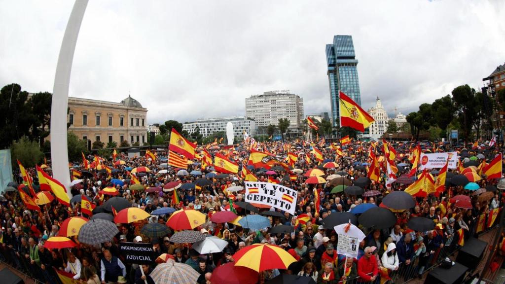 Los asistentes a la manifestación que se celebra este sábado en Madrid, convocada por un centenar de entidades cívicas.