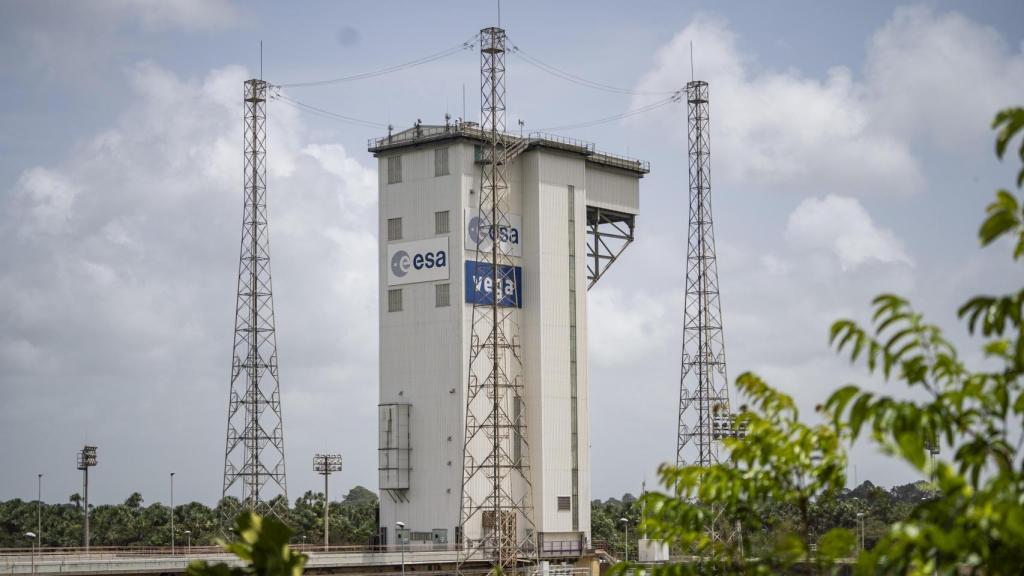 Pórtico del Vega-C, con el lanzador en su interior, pocas horas antes del despegue