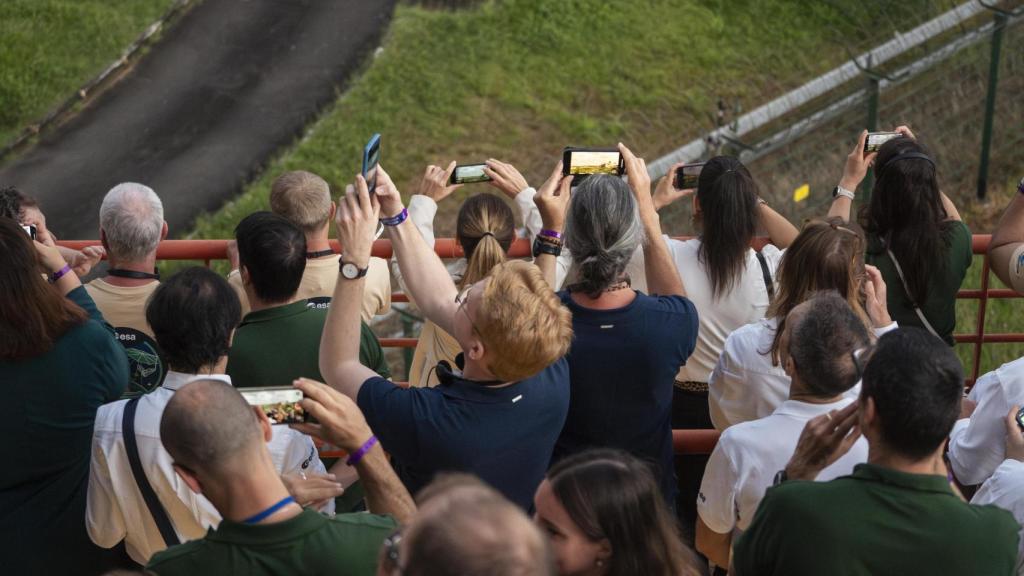 Asistentes en la terraza pendientes del lanzamiento del satélite Biomass