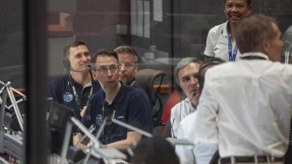 Personal dentro del Centro de Control de Misión para el lanzamiento