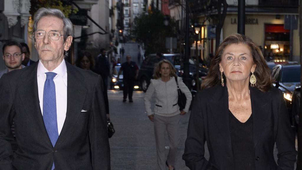 Alfonso de Borbón y Escasany y Marisa Yordi, en el funeral de Alicia Padierna en 2018.