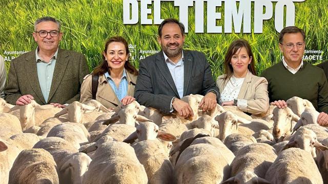 Paco Núñez, en el centro de la fotografía, este sábado en Expovicaman.