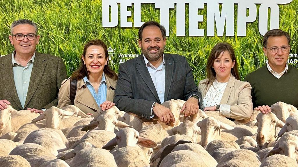 Paco Núñez, en el centro de la fotografía, este sábado en Expovicaman.