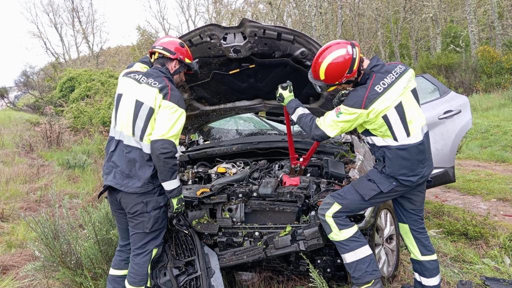 Efectivos del Parque de Bomberos Zona Norte durante la intervención en el accidente