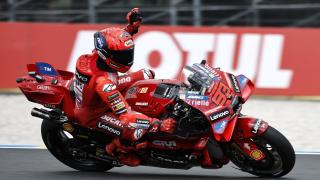 Marc Márquez celebra su victoria en la carrera al sprint, en el circuito Bugatti de Le Mans.