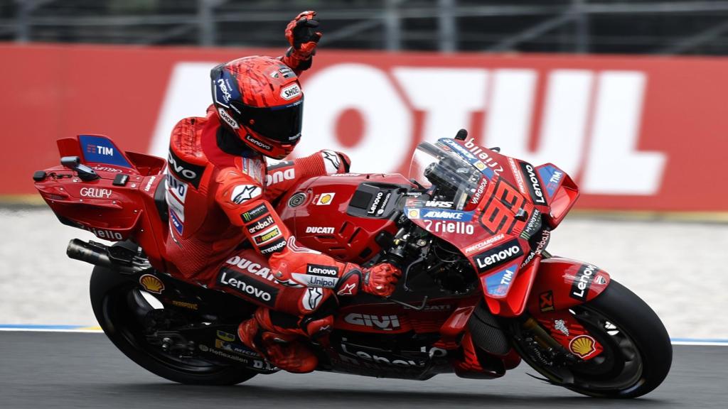 Marc Márquez celebra su victoria en la carrera al sprint, en el circuito Bugatti de Le Mans.