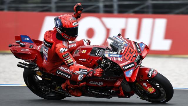 Marc Márquez celebra su victoria en la carrera al sprint, en el circuito Bugatti de Le Mans.