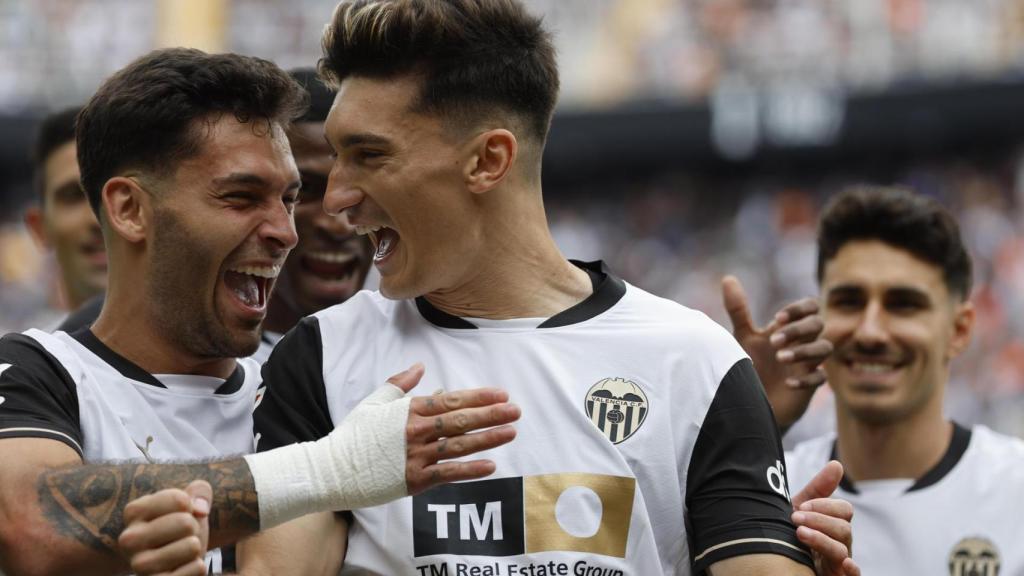 Pepelu celebra un gol con el Valencia