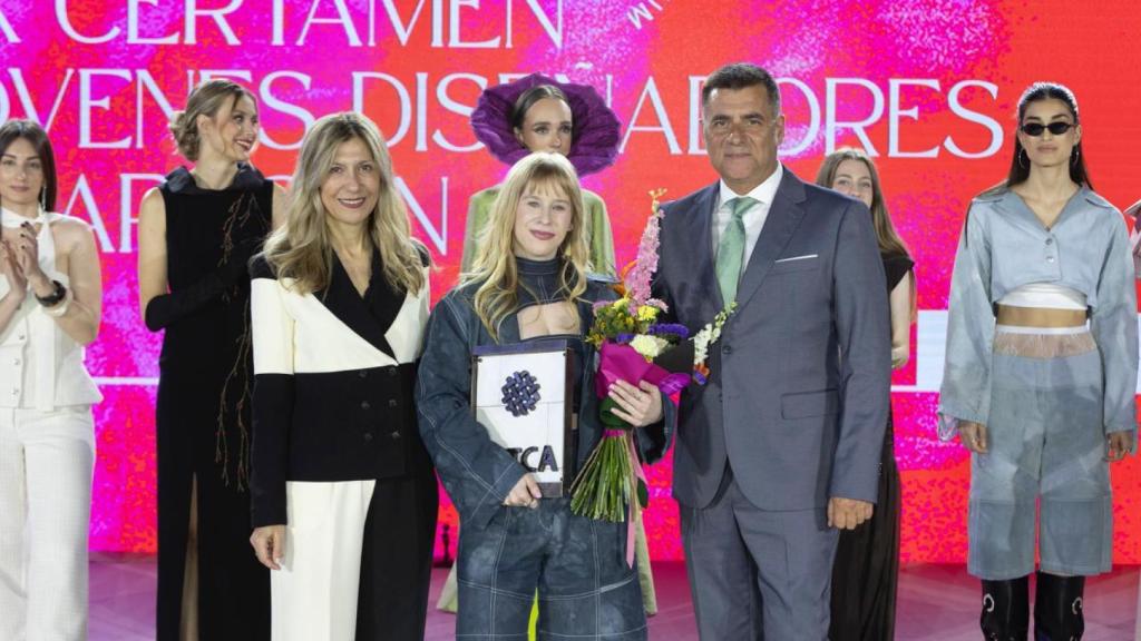 Lara Marín, ganadora de la XX edición del Certamen de Jóvenes Diseñadores de Aragón, de la Aragón Fashion Week, celebrado este viernes.