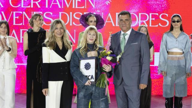 Lara Marín, ganadora de la XX edición del Certamen de Jóvenes Diseñadores de Aragón, de la Aragón Fashion Week, celebrado este viernes.