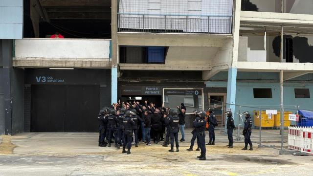 Los antidisturbios acompañan a los Biris al estadio