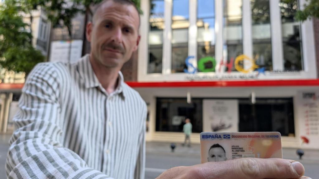 Una imagen de Antonio Banderas con su DNI, frente al Teatro del Soho.