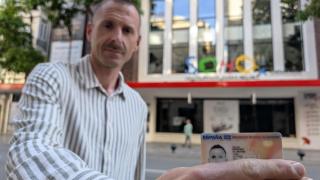 Una imagen de Antonio Banderas con su DNI, frente al Teatro del Soho.