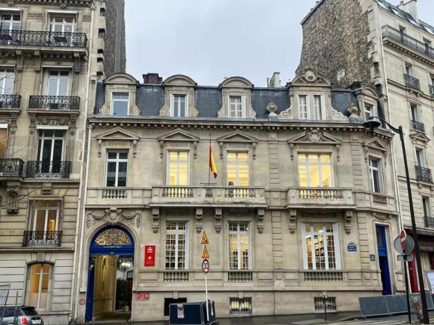 Edificio situado en el número 11 de la Avenida Marceau de París, que alberga la biblioteca del Instituto Cervantes.