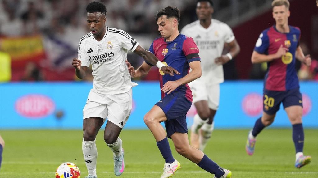 Vinicius presionado por Pedri en el Clásico de la final de la Copa del Rey.