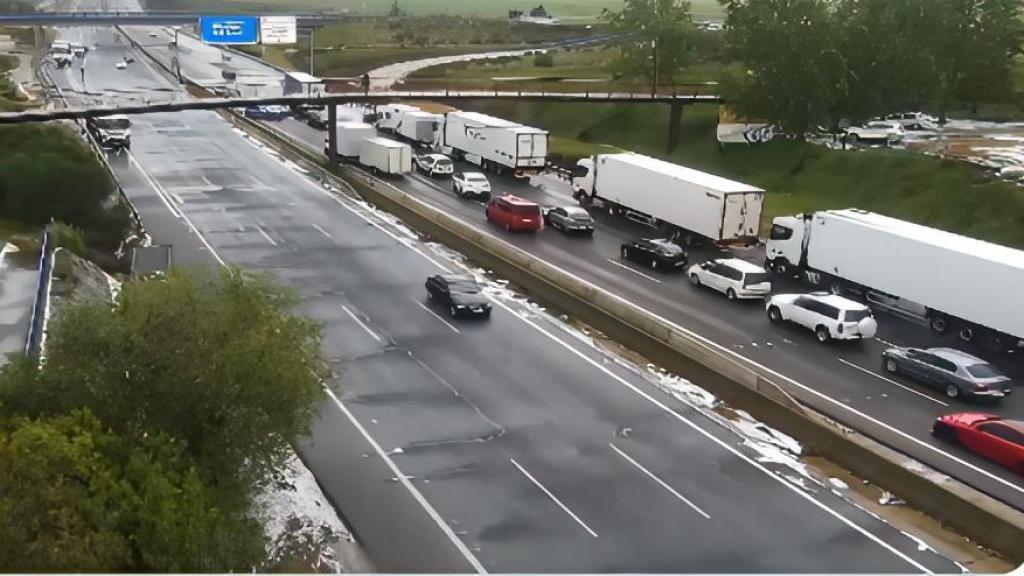 Uno de los puntos afectados por la granizada, en la A-6 a la altura de Castrogonzalo, captado por las cámaras de tráfico