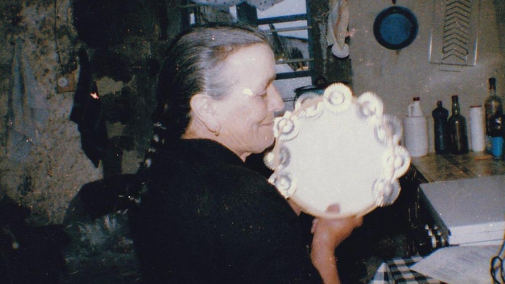 Adolfina Casás Rama fotografada por la musicóloga suíza Dorothé Schubarth en Vila da Igrexa Cerceda