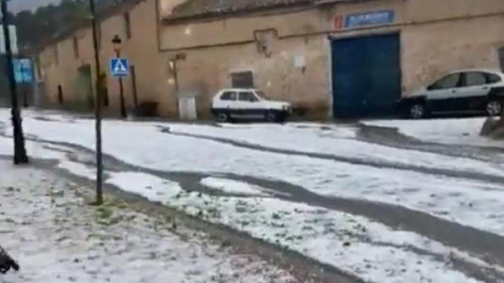 Una intensa granizada ha cubierto con un manto blanco las calles de Letur (Albacete).