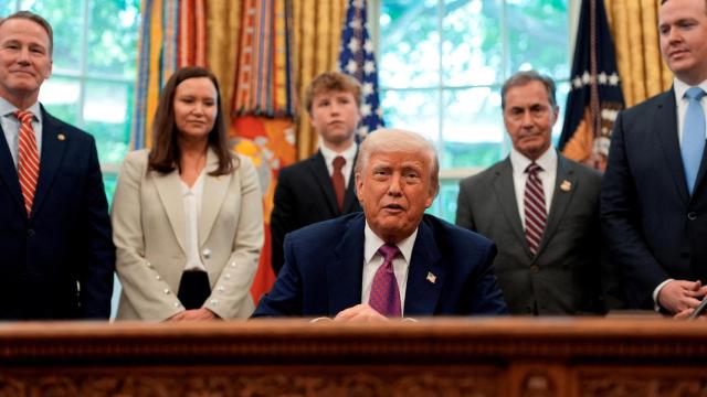 El presidente estadounidense Trump firma resoluciones conjuntas en la Oficina Oval de la Casa Blanca.