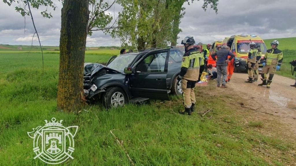 Servicios de emergencia trabajando en el lugar de siniestro