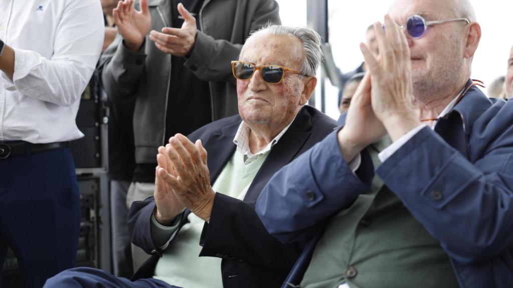 Carlos Fabra aplaude a Camps. EFE / Ana Escobar