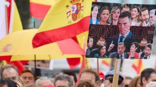 El PSOE se mofa de la poca gente en la marcha contra el Gobierno e impulsa la suya contra la ola ultra