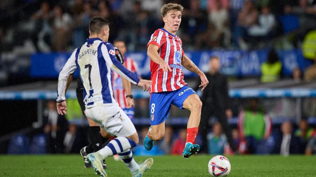Pablo Barrios y Barrenetxea pugnan por el balón.