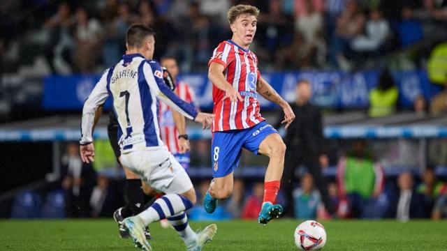 Pablo Barrios y Barrenetxea pugnan por el balón.
