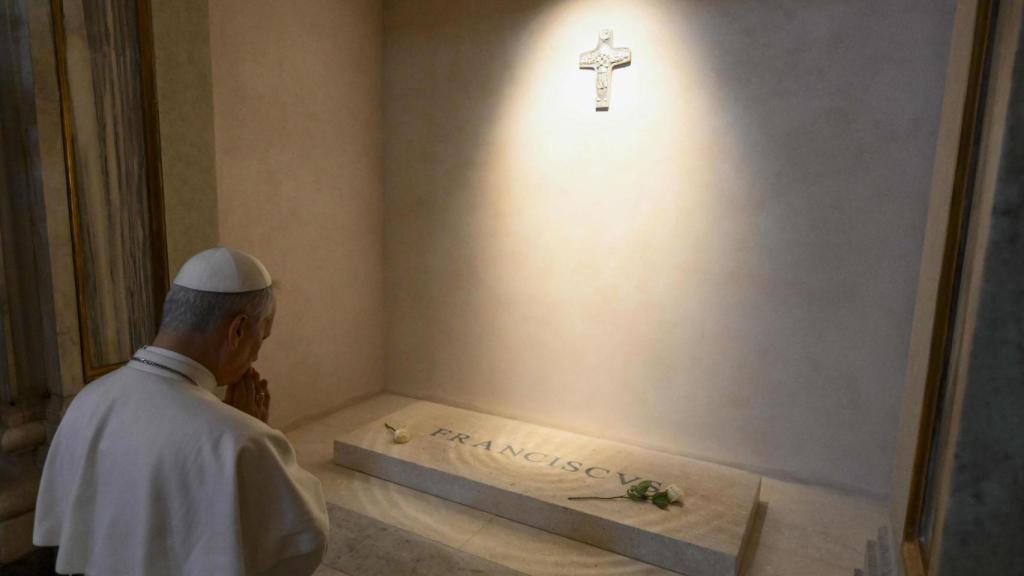 El papa León XIV reza ante la tumba de Francisco, su antecesor.