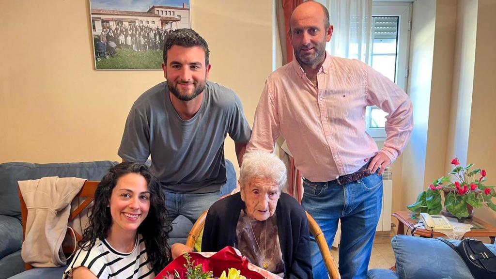 Representantes municipales de Villabrágima han visitado a Natividad Sanabria en la celebración de su cumpleaños