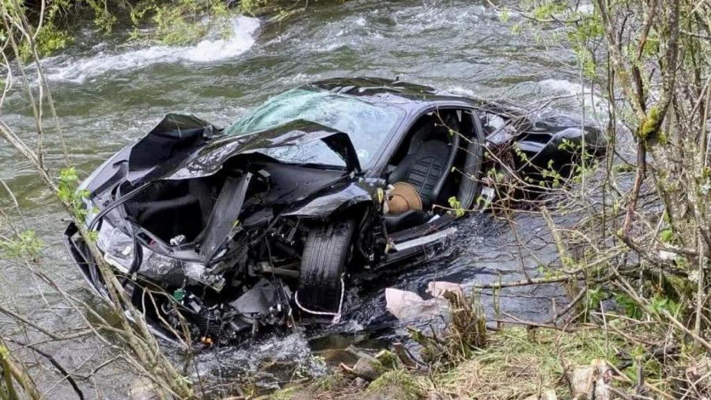 Estado del vehículo accidentado en el río en Boca de Huérgano