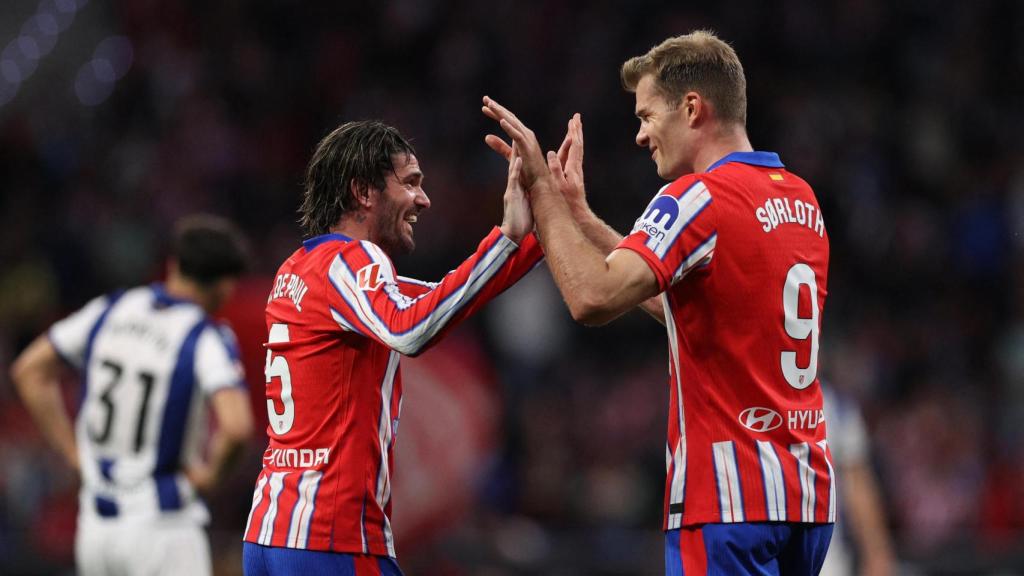 Rodrigo de Paul y Sorloth en el partido ante la Real Sociedad.