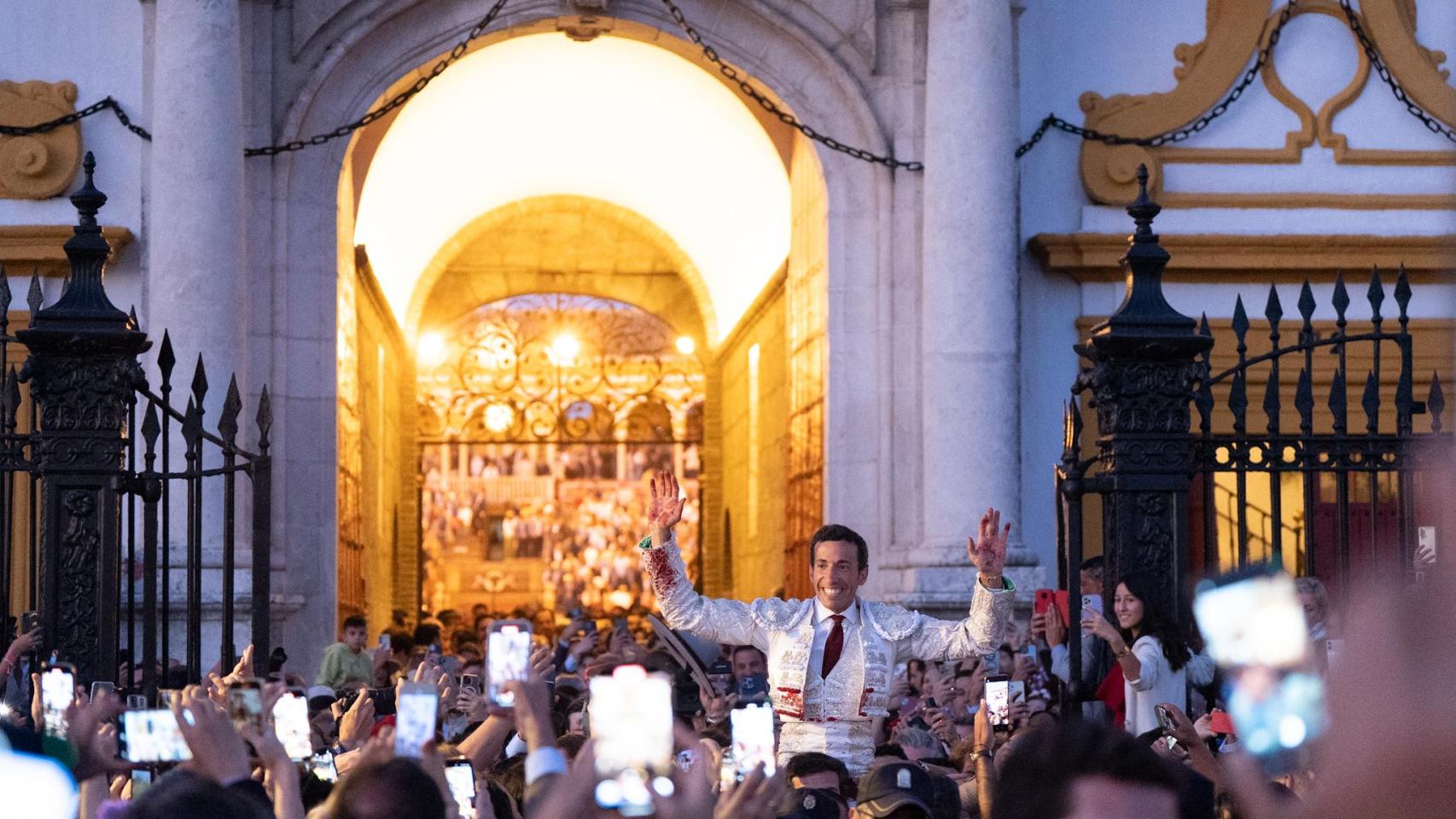 David de Miranda saliendo por la Puerta del Príncipe de Sevilla.
