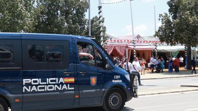 Un furgón de Policía Nacional en la Feria de Sevilla.