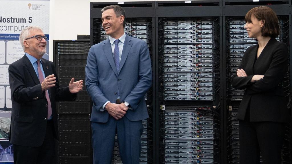 El director del BSC-CNS, Mateo Valero, Pedro Sánchez y la ministra Diana Morant, el 10 de marzo de 2023 durante su visita al superordenador MareNostrum 5.
