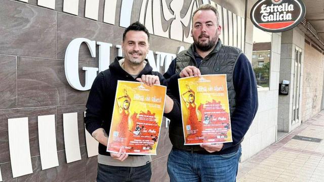 José Antonio Ayuso y Miguel Ángel Álvarez, los organizadores, con el cartel del evento.