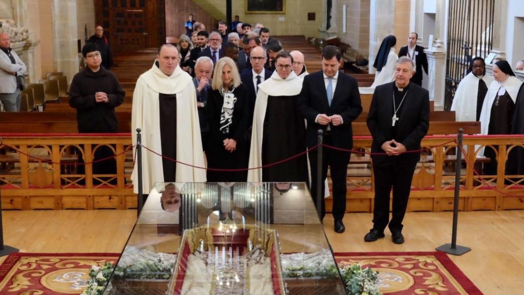 Alfonso Fernández Mañueco en la exposición y veneración de Santa Teresa de Jesús
