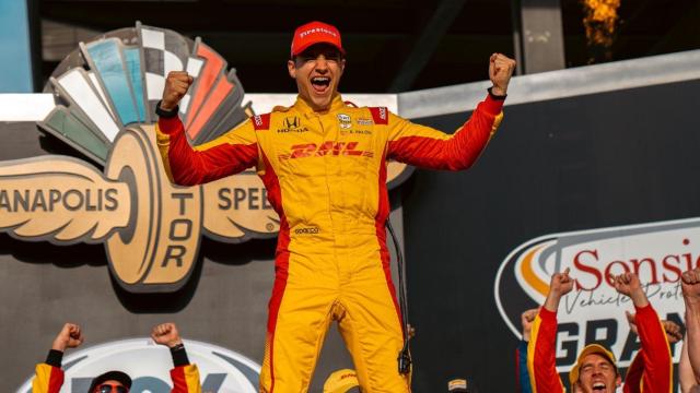 Álex Palou celebra su victoria en Indianápolis.