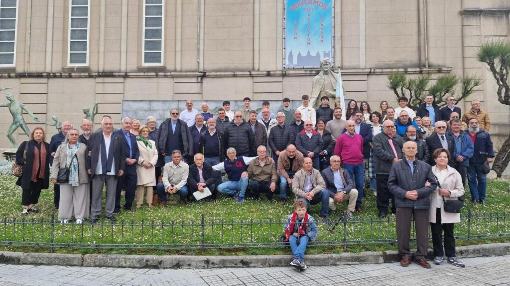 Antiguos alumnos de Salesianos posan delante de la estatua de Don Bosco