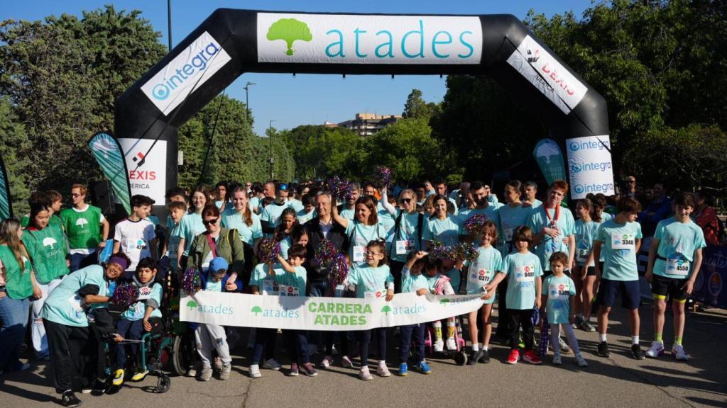 Algunos de los más de 3.700 corredores solidarios en la XI Carrera solidaria Atades.