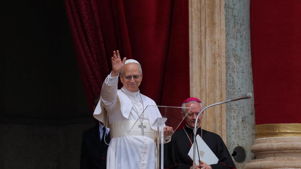 El papa León XIV aparece en el balcón de la Basílica de San Pedro, en el Vaticano.