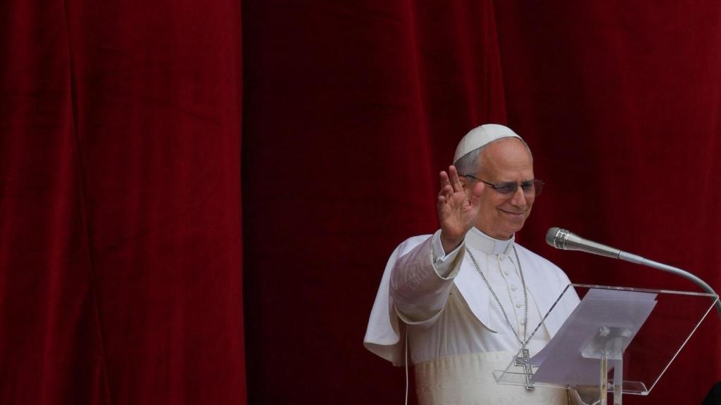 El papa León XIV aparece en el balcón de la Basílica de San Pedro, en el Vaticano.