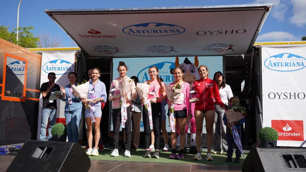 Las cinco primeras mujeres en alcanzar la meta subían a recoger su reconocimiento deportivo.