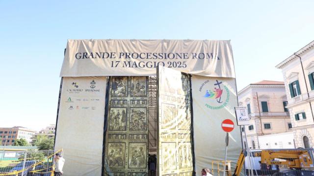 El 'tinglao' desde el que saldrá la Esperanza de Málaga.