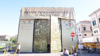 El 'tinglao' desde el que saldrá la Esperanza de Málaga.